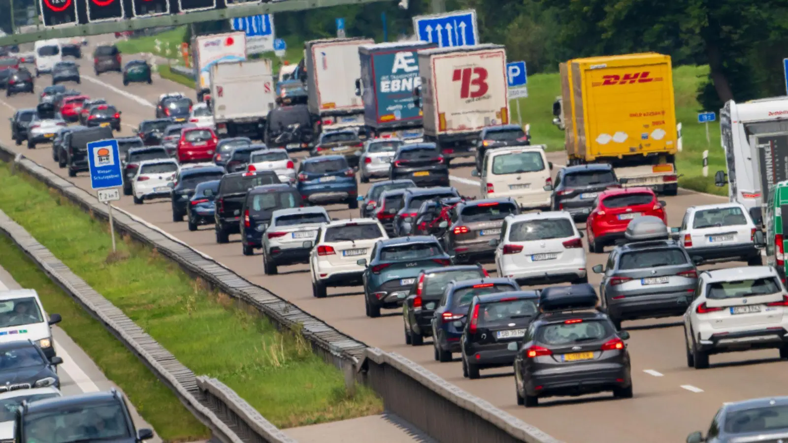 Der ADAC rechnet für das kommende Wochenende mit starkem Rückreiseverkehr in Richtung Bayern und Baden-Württemberg. (Archivbild) (Foto: Peter Kneffel/dpa)