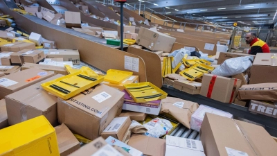 Ein Bild aus einem DHL-Standort aus der Weihnachtszeit 2025 - in der diesjährigen Osterzeit wird ebenfalls mit großen Paketmassen gerechnet. (Archivbild) (Foto: Rolf Vennenbernd/dpa)