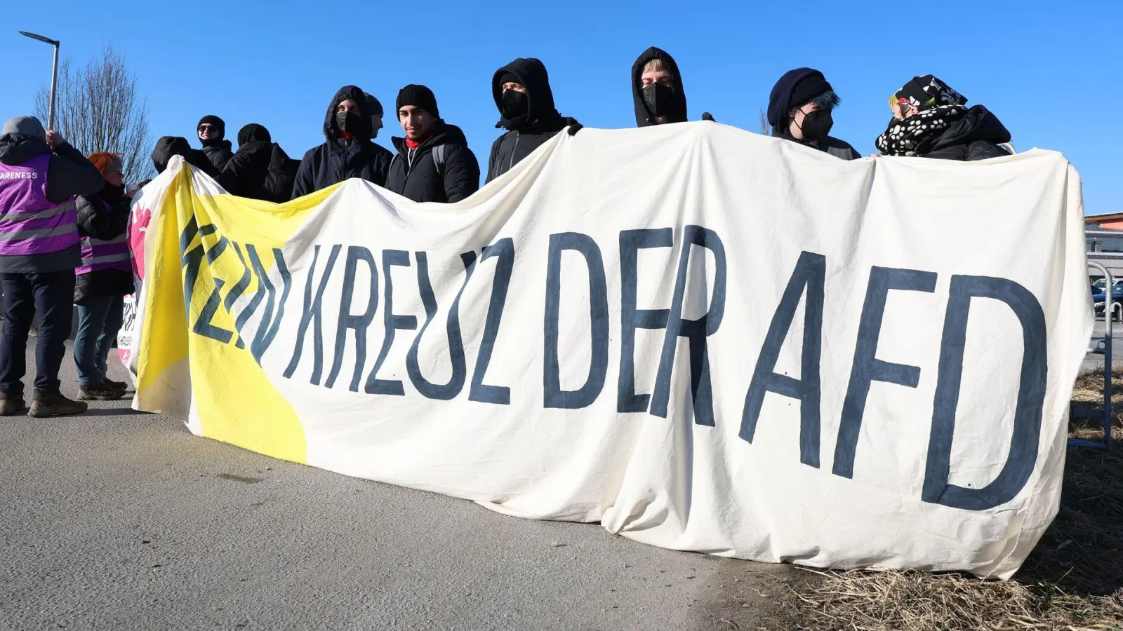 Etwa 200 Menschen protestierten laut Polizei gegen den politischen Aschermittwoch der AfD. (Foto: Karl-Josef Hildenbrand/dpa)