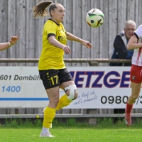 Sara Hofmann (in Gelb, hier im Spiel gegen den SC Freiburg II) plagen Kniebeschwerden. Ihr Einsatz ist fraglich. (Foto: Martin Rügner)