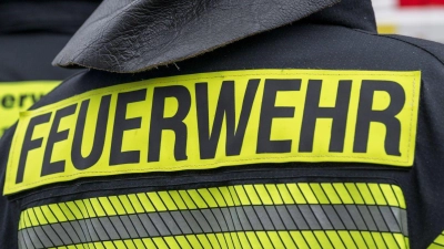 70 Einsatzkräfte löschen einen Brand in einer Feldscheune in Röttenbach. (Symbolbild) (Foto: Daniel Vogl/dpa)