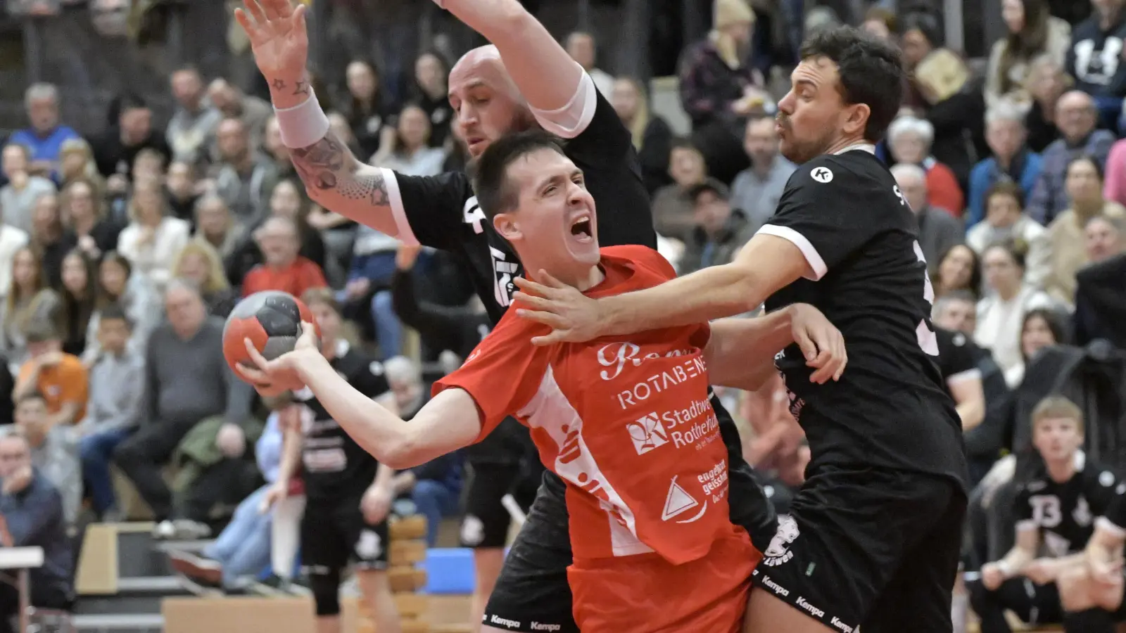 Nikola Stojanov (in Rot, hier gegen Anzing) ist einer von mehreren Rothenburger Spielern, die eine Erkältungswelle erwischt hat. (Foto: Martin Rügner)