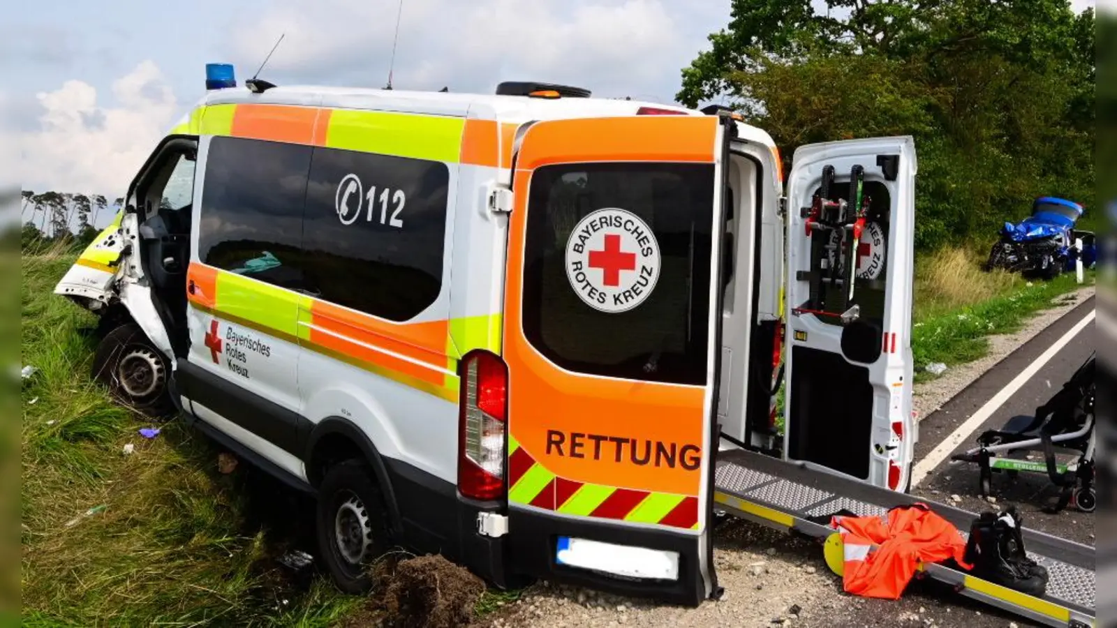 Bei einem Unfall zwischen Geslau und Colmberg sind ein Krankenwagen und ein Auto zusammengestoßen. Die Patientin im BRK-Wagen verstarb. (Foto: Jim Albright)