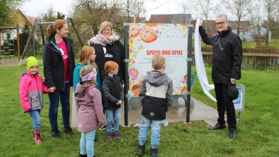 Enthüllten eine Gedenktafel, auf der die Namen der Sponsoren und Unterstützer des Spielplatz-Projekts in Dorfgütingen aufgelistet sind (von links): Die Initiatorinnen Katja Busch und Nicole Weißmüller sowie Feuchtwangens Bürgermeister Patrick Ruh. (Foto: Herbert Dinkel)