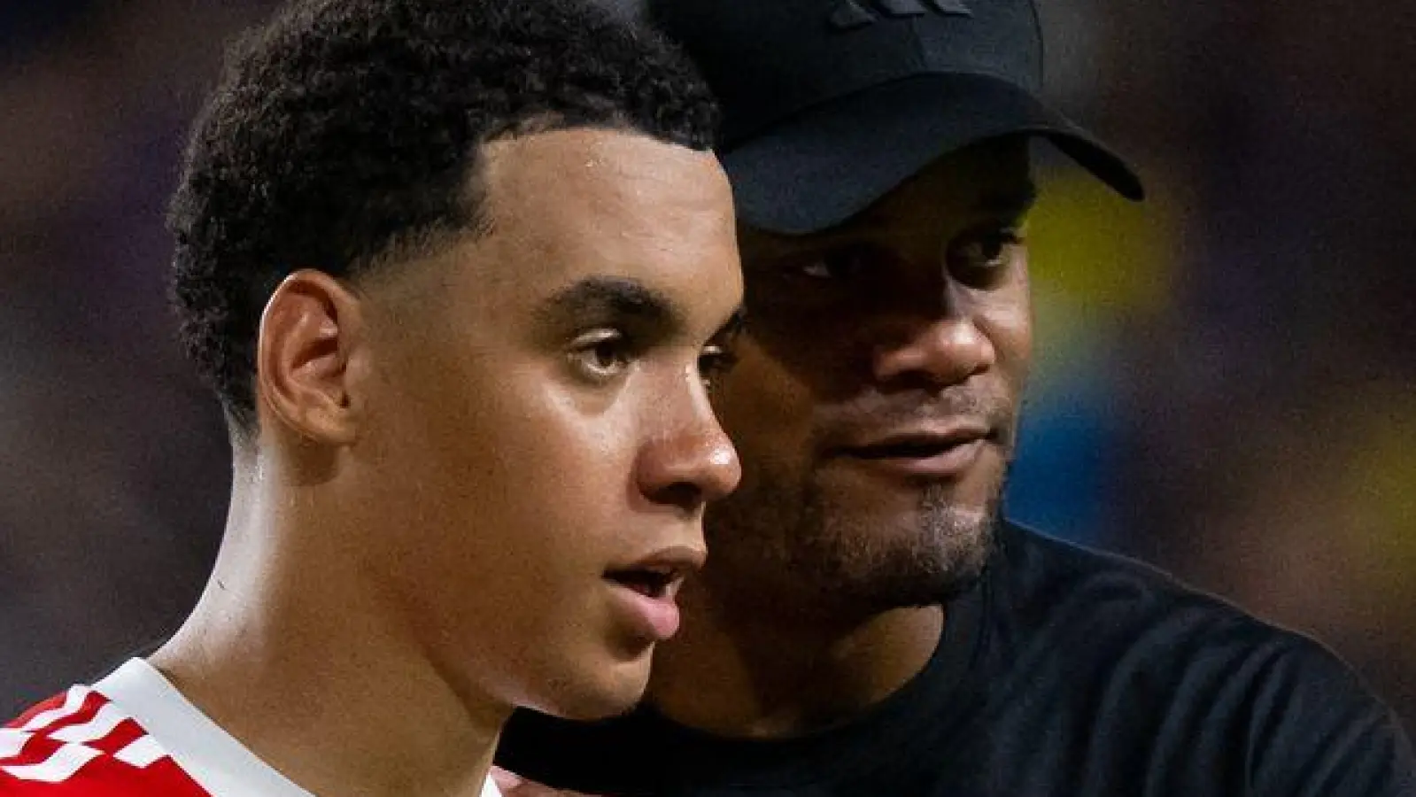 Vor Rückkehr in Bayern-Kader: Bayern-Jungstar Jamal Musiala (l. mit Trainer Vincent Kompany. (Archivbild)  (Foto: Sven Hoppe/dpa)