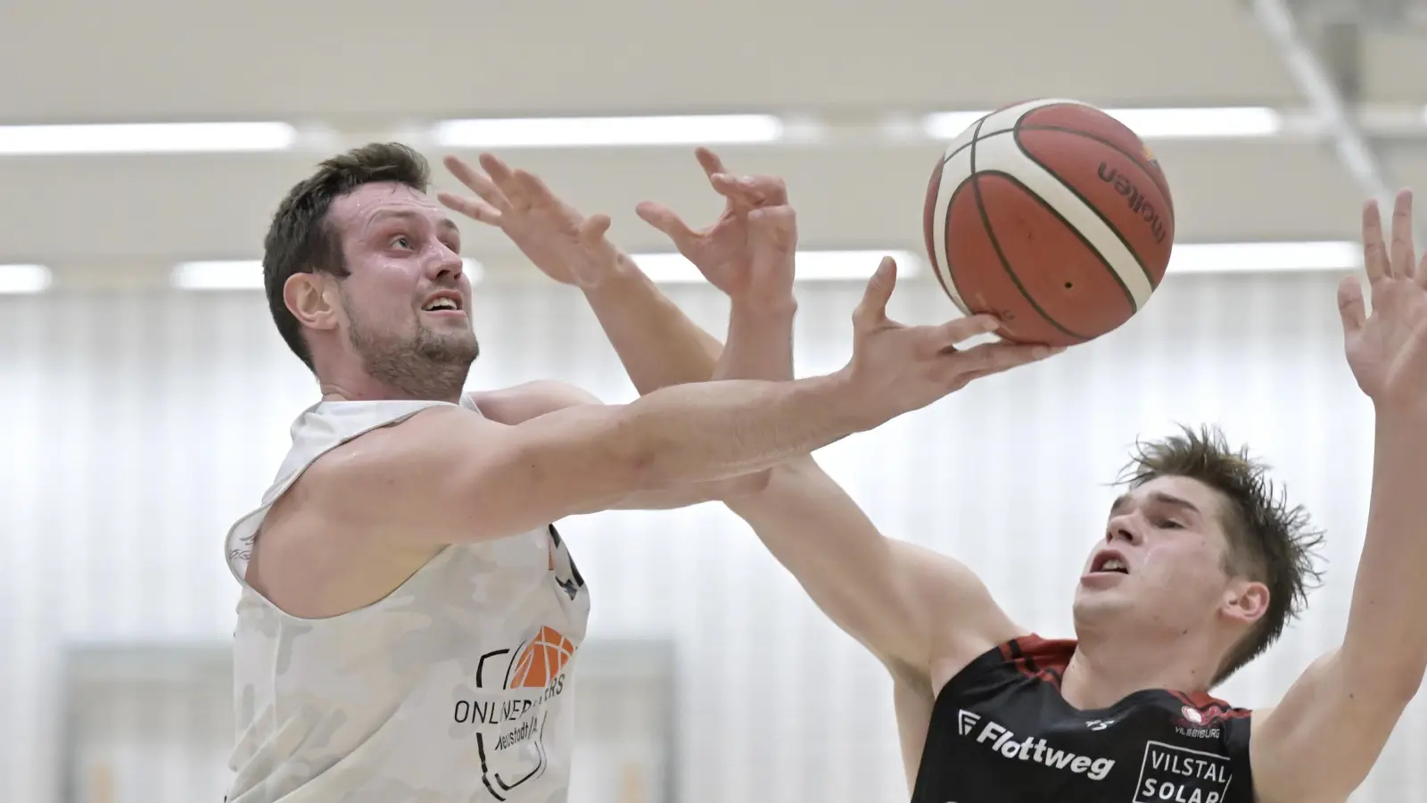 Ex-Bundesligaspieler Johannes Richter (links, hier gegen Vilsbiburg in der vergangenen Saison) wird in Neustadt weiter eine zentrale Rolle als Center spielen, bekam aber prominente Unterstützung. (Foto: Martin Rügner)