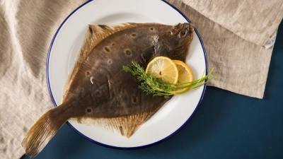 Nachhaltiger Fischverzehr: Regionale Plattfische wie Scholle aus der Ostsee können Verbraucher bedenkenlos kaufen. (Foto: Christin Klose/dpa-tmn)