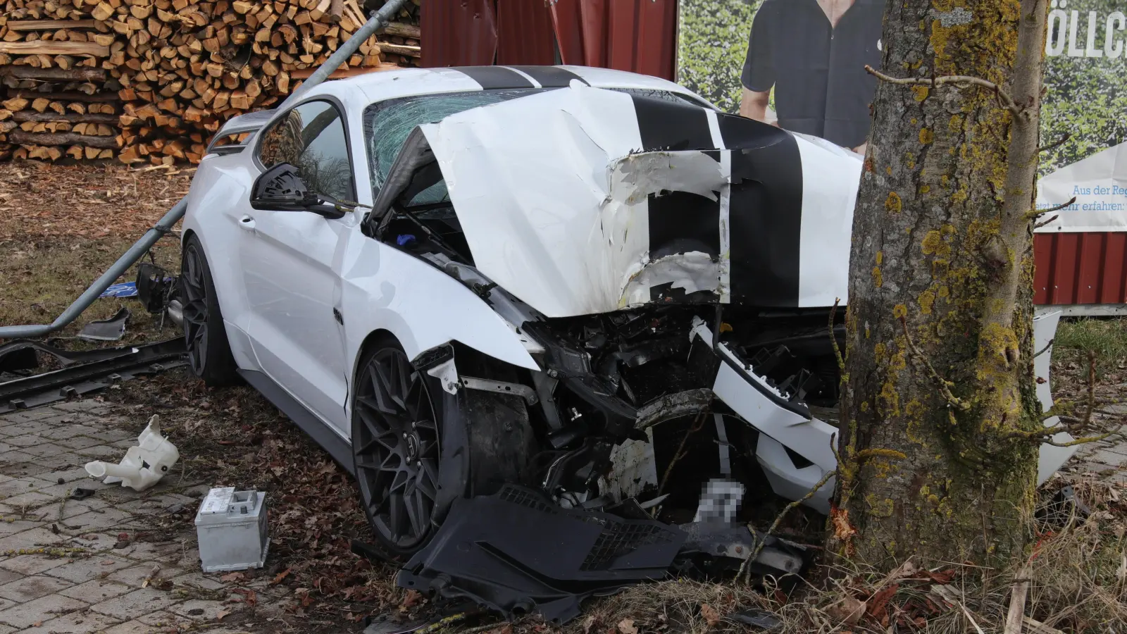 Der Ford Mustang erlitt Totalschaden. Der Fahrer und seine Beifahrerin kamen mit Knochenbrüchen davon.  (Foto: NEWS5 / Markus Zahn)