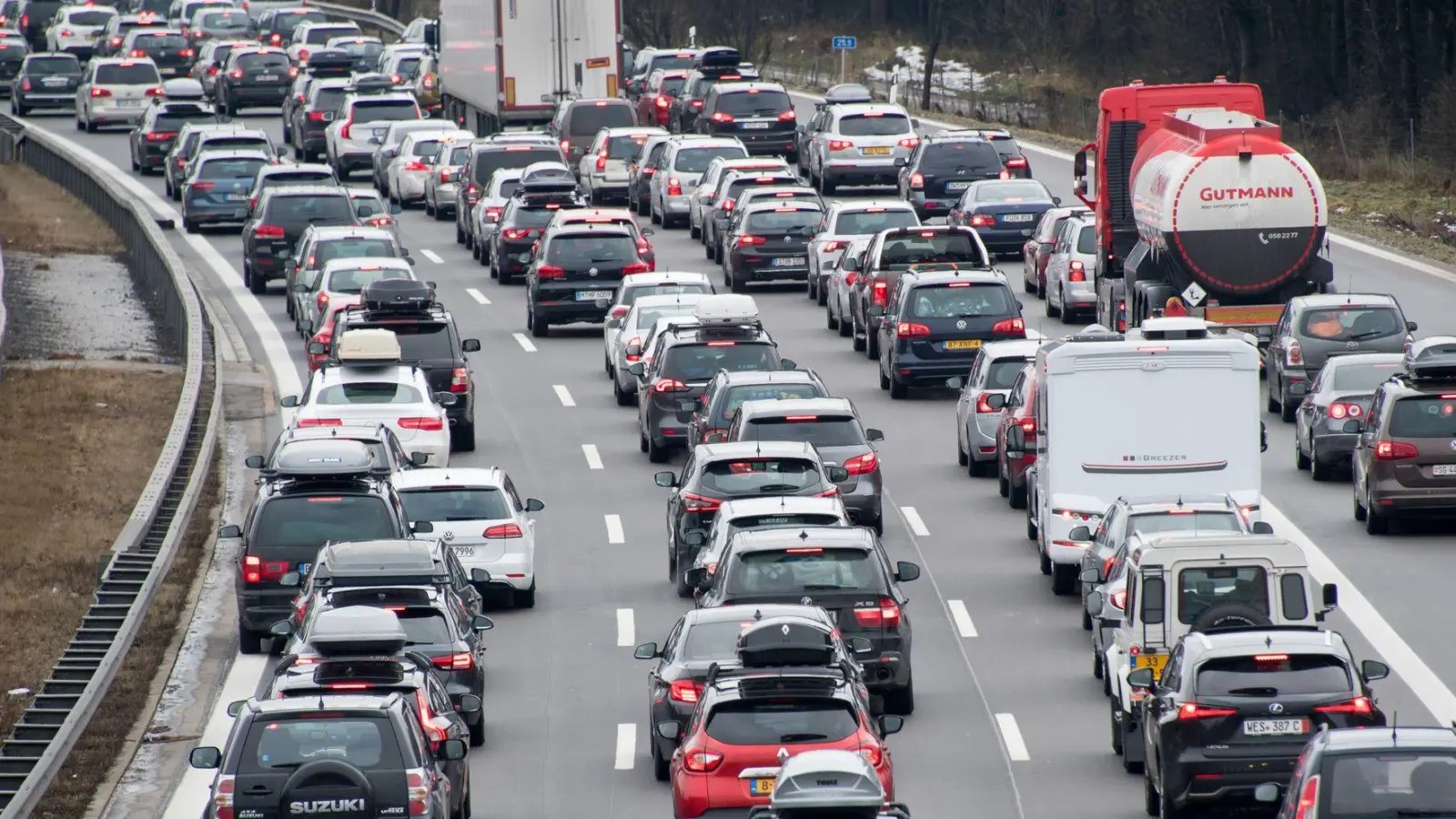 Unter anderem auf der A8 dürfte es am Wochenende wieder voll werden. (Archivbild) (Foto: picture alliance / Tobias Hase/dpa)