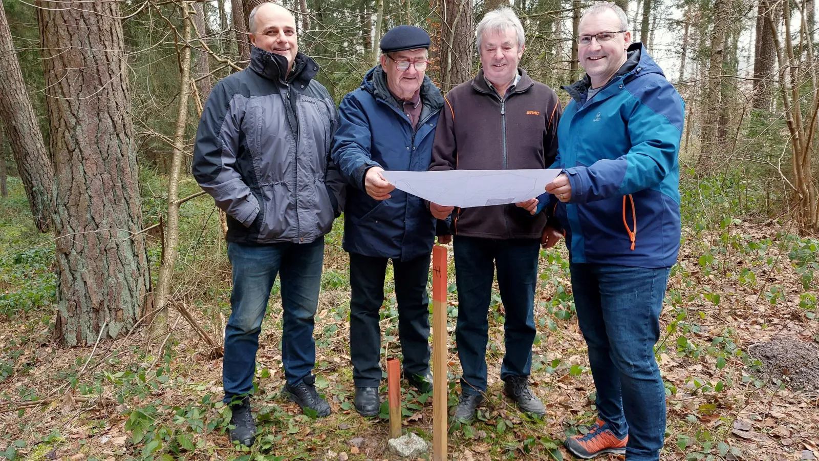 Vor Ort in Hellenbach (von links): Projektleiter Werner Tischner vom Amt für Ländliche Entwicklung (ALE) Mittelfranken, Ernst Brand, Vorsitzender der Waldgenossenschaft Hellenbach, der örtliche Beauftragte Otto Busch und der stellvertretende Projektleiter Jochen Mahler. (Foto: ALE Mittelfranken/Diane Mayer)