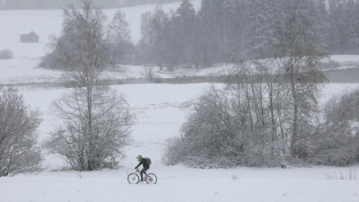 Rad- und Autofahrer sollten in Bayern am Wochenende mit Winterausrüstung unterwegs sein. (Archivbild) (Foto: Karl-Josef Hildenbrand/dpa)