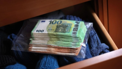 Der Senior hatte bereits sein Erspartes für die Übergabe bereitgelegt. (Symbolbild: Karl-Josef Hildenbrand/dpa)