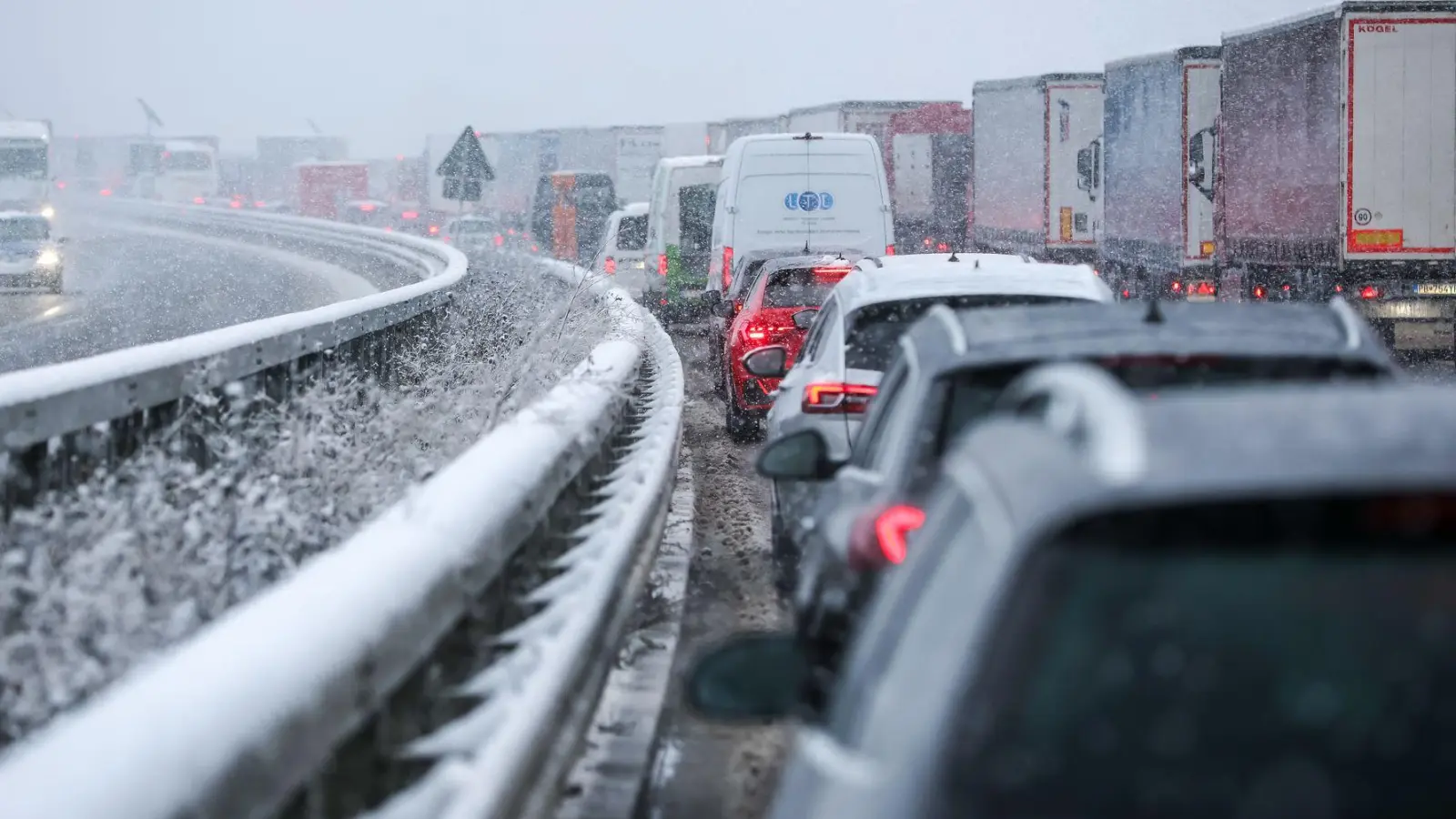 Wenn man im Winter im Stau steht, sind Decken, Proviant und Handyladekabel in Reichweite sinnvoll. (Foto: Jan Woitas/dpa/dpa-tmn)