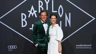 Volker Bruch und Liv Lisa Fries spielen die „Babylon Berlin“-Hauptrollen. (Archivbild von 2022) (Foto: Jens Kalaene/dpa)