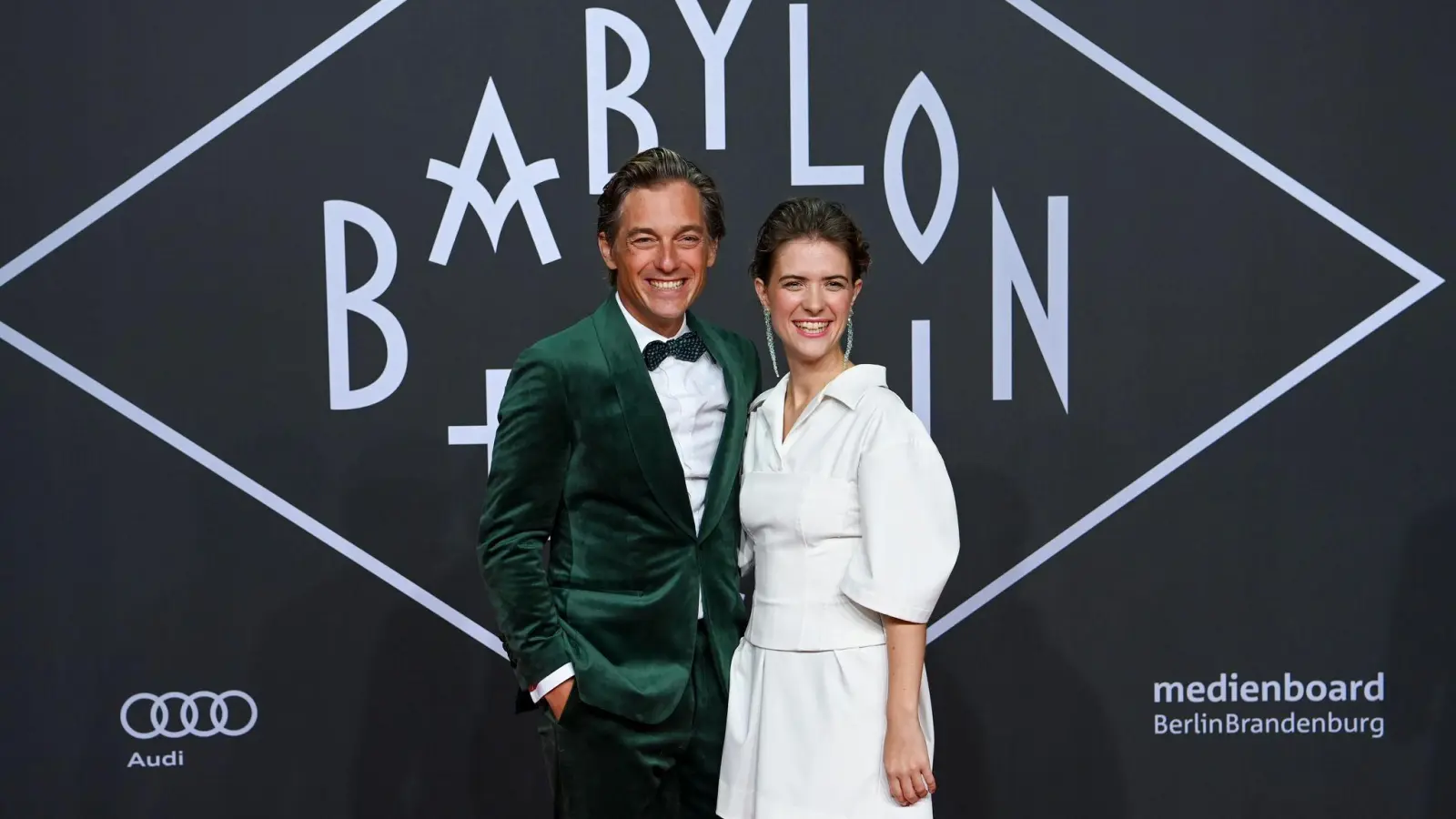 Volker Bruch und Liv Lisa Fries spielen die „Babylon Berlin“-Hauptrollen. (Archivbild von 2022) (Foto: Jens Kalaene/dpa)