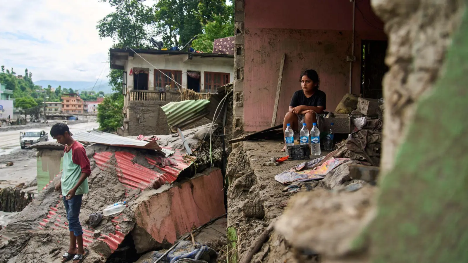 Viele Menschen haben durch die Flut alles verloren.  (Foto: Niranjan Shrestha/AP/dpa)