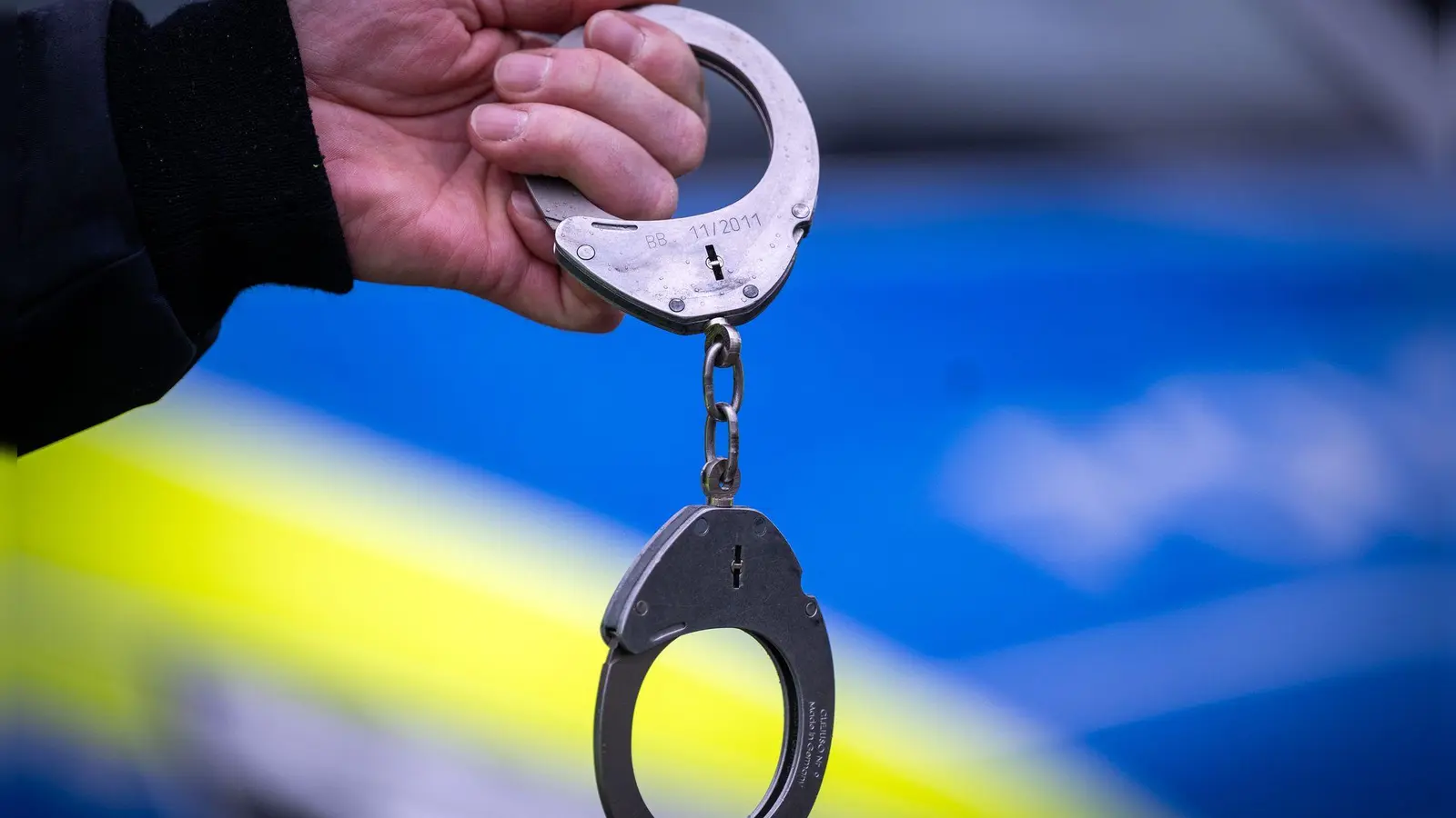 Die Polizei nahm die drei Tatverdächtigen, die den Mann auf ihrem Wagen mitschleiften, zwei Tage später fest. (Symbolbild). (Foto: Soeren Stache/dpa)