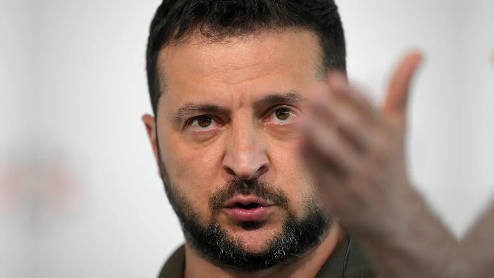 Der ukrainische Präsident Wolodymyr Selenskyj hat Russland eine Teilwaffenruhe für Angriffe auf Energieanlagen angeboten. (Archivbild) (Foto: Vadim Ghirda/AP/dpa)