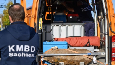 Die entschärfte 250-Kilogramm-Bombe aus dem Zweiten Weltkrieg liegt nach der Entschärfung in einem Transporter des Sächsischen Kampfmittelbeseitigungsdienstes. (Foto: Robert Michael/dpa)