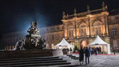 Vom Festspielhaus geht es für die prominenten Gäste ins Neue Schloss Bayreuth. (Foto: Daniel Vogl/dpa)