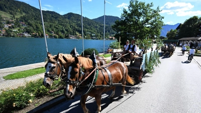 Der Festzug führte direkt am Tegernsee vorbei. (Foto: Felix Hörhager/dpa)