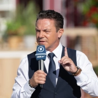 Moderator Stefan Mross hat in einem geposteten Video aus dem Europa-Park in Rust eine mögliche Rückkehr seiner abgesetzten Schlagersendung „Immer wieder sonntags“ angedeutet. (Archivbild) (Foto: Silas Stein/dpa)