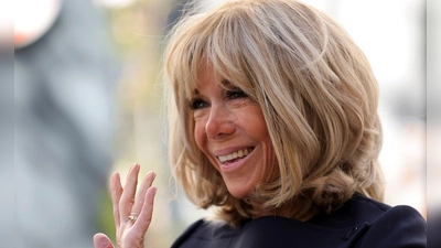 Brigitte Macron entschuldigt sich nach harten Worten gegen Feministinnen. (Archivbild) (Foto: Teresa Suarez/EPA POOL via AP/dpa)