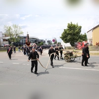 Festzug in Elpersdorf: Angeführt wurde er von der Jubelwehr mit ihrer historischen Spritze und Aktiven in historischen Uniformen. (Foto: Alexander Biernoth)