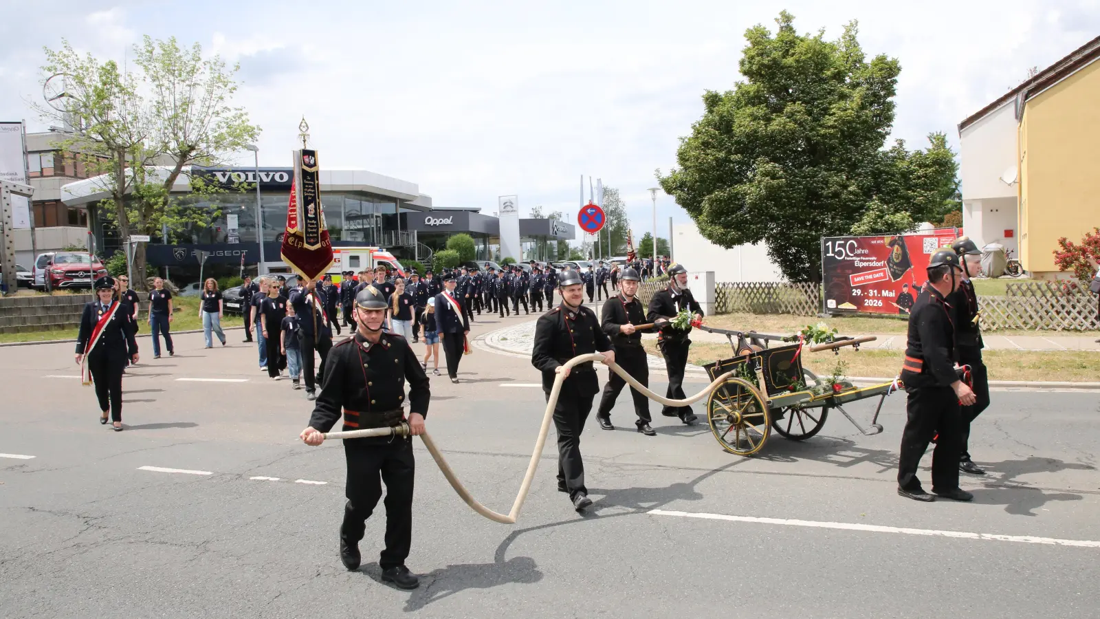 Festzug in Elpersdorf: Angeführt wurde er von der Jubelwehr mit ihrer historischen Spritze und Aktiven in historischen Uniformen. (Foto: Alexander Biernoth)