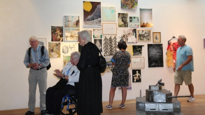 Bei der Vernissage zur aktuellen Werkschau in Hilsbach: Nachdem Kurator Matthias Deutsch einen Text vorgelesen hatte, begutachteten die Besucher die Arbeiten von 33 Kunstschaffenden. (Foto: Martina Kramer)