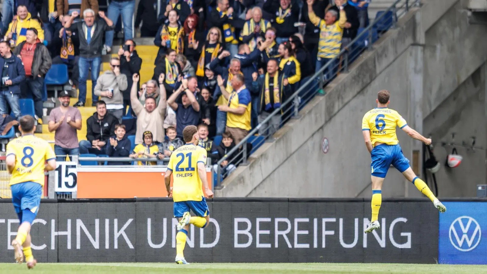 Braunschweiger Jubel gegen Dresden. (Foto: Andreas Gora/dpa)