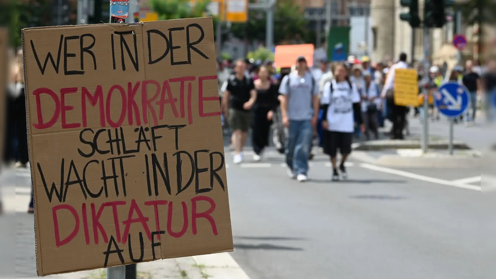 Über 30.000 Menschen beteiligten sich an Protesten gegen AfD-Parteitag.  (Foto: Heiko Rebsch/dpa)