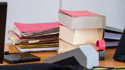 In Gesetzesbüchern lassen sich viele verschachtelte Sätze finden. (Symbolbild) (Foto: Daniel Vogl/dpa)