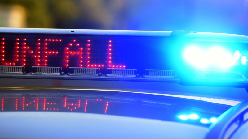 Unfallflucht auf der A6 bei Ansbach: Ein weißer Sattelzug hat am Montag einen Lkw zum Ausweichen gezwungen. (Symbolbild: Stefan Puchner/dpa)