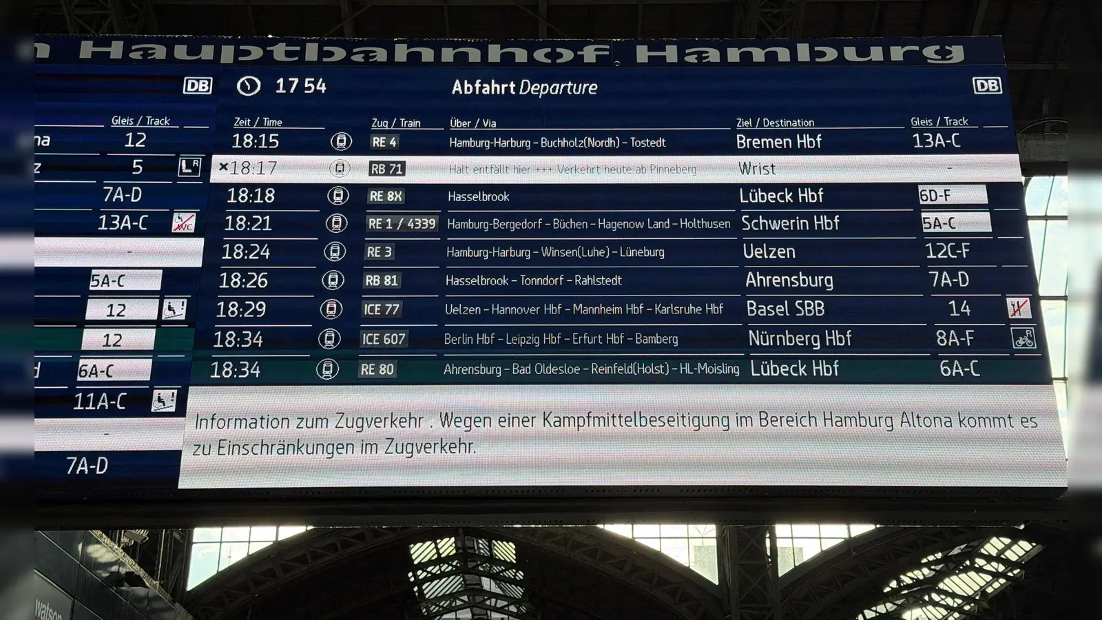 Eine Bombenentschärfung in Hamburg sorgt für Zugausfälle. (Foto: Antonia Sawallisch/dpa)
