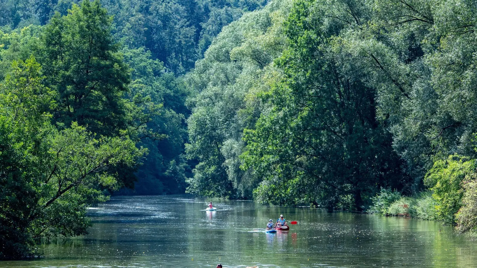 Die Altmühl im Landkreis Eichstätt ist nicht immer so idyllisch. Am Wochenende ist in dem Fluss ein Junge gestorben. (Foto: Armin Weigel/dpa)