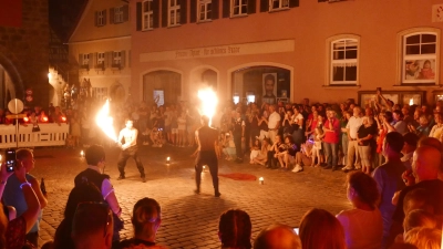 Das Duo Funkenschmiede beeindruckte mit seinem Schwertkampf viele Zuschauer und Zuschauerinnen am Altrathausplatz. (Foto: Roman Kocholl)