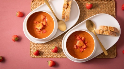 Die Erdbeer-Tomatensuppe besteht zu drei Teilen Tomaten und einem Teil Erdbeeren. Die Früchte werden gekocht, püriert und mit Curry gewürzt. (Foto: Christin Klose/dpa-tmn)