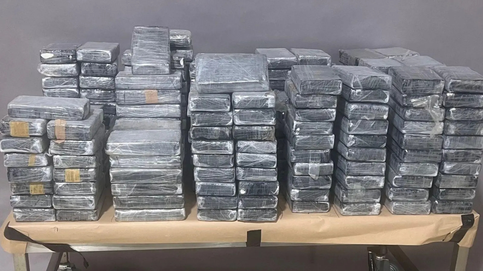 Ermittler aus Bayern sind in Wuppertal auf diese Drogen gestoßen: Über 600 Kilogramm Kokain.  (Foto: -/Bundeskriminalamt/dpa)