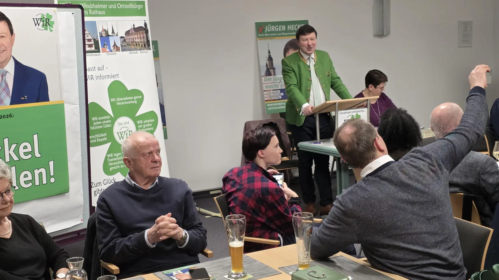 Bürgermeister Jürgen Heckel (am Rednerpult) empfahl den Gästen beim politischen Aschersamstag der WiR in Bad Windsheim seine Wiederwahl. (Foto: Hans-Bernd Glanz)