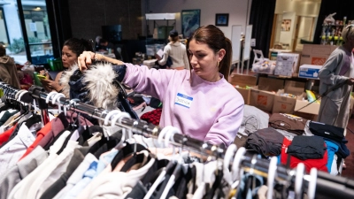 Jessica Kühefuss aus München ist eine der unzähligen Freiwilligen, die seit den Bränden in Los Angeles anpacken. (Foto: Maximilian Haupt/dpa)