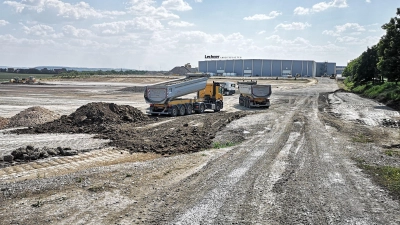 Für seine künftige Nutzung als Materiallager wurde das Gelände in den vergangenen Wochen durch massive Erdbewegungen vorbereitet. In den nächsten Monaten erfolgen nun die eigentlichen Baumaßnahmen. (Foto: Jürgen Binder)