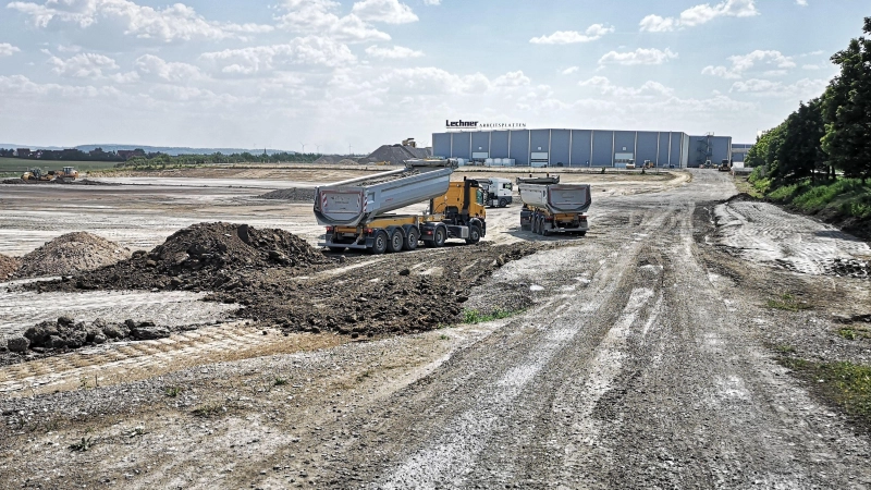 Für seine künftige Nutzung als Materiallager wurde das Gelände in den vergangenen Wochen durch massive Erdbewegungen vorbereitet. In den nächsten Monaten erfolgen nun die eigentlichen Baumaßnahmen. (Foto: Jürgen Binder)