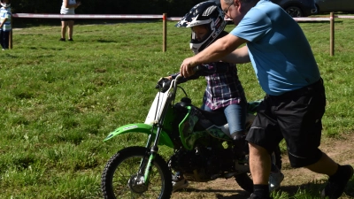 Unter der fachkundigen Anleitung von erfahrenen MSC-Rennsportlern wurde den Buben und Mädchen auf dem Vereinsgelände bei Dorfgütingen der Motocross-Sport nähergebracht. (Foto: Erich Herrmann)