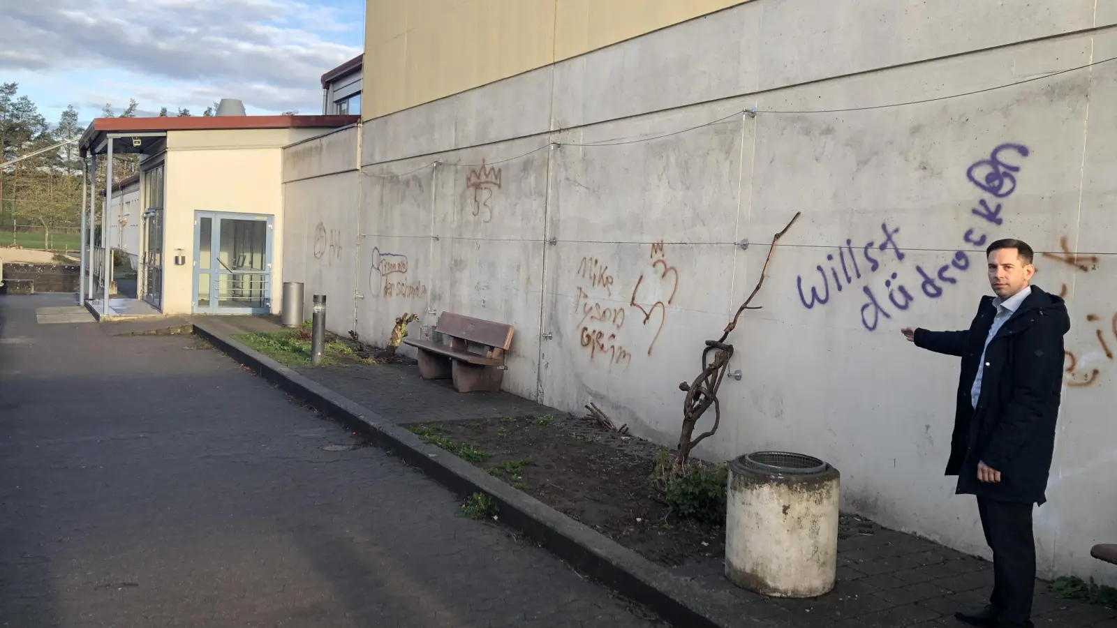 Bechhofens Bürgermeister Sven Waidmann begutachtete die Schäden durch Vandalismus am Schulgebäude. (Foto: Johannes Flierl)