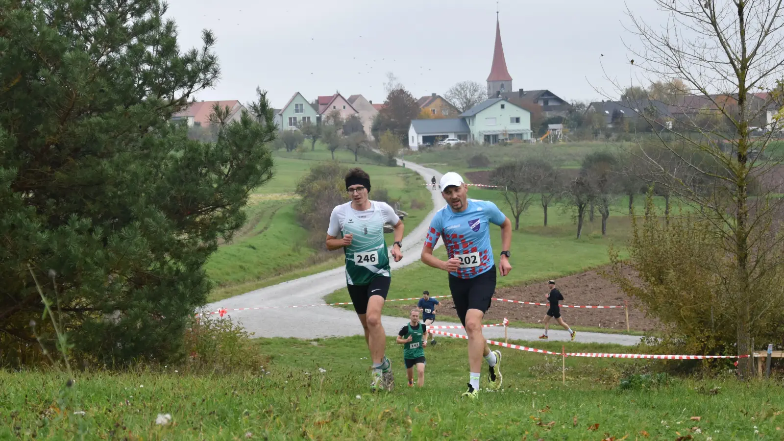 Moritz Meyer (links) und Dominik Mages an der Spitze des Langstreckenrennens noch dicht beisammen, dahinter folgen Florian Wiehl, Micha Ladek und Matthias Riess. (Foto: Jörg Behrendt)