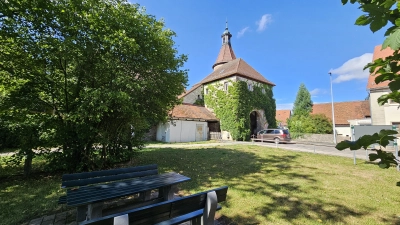 Auf dieser Grünfläche vor dem Unteren Tor in Leutershausen soll eine zentrale Anlaufstelle für Radtouristen entstehen. (Foto: Wolfgang Grebenhof)
