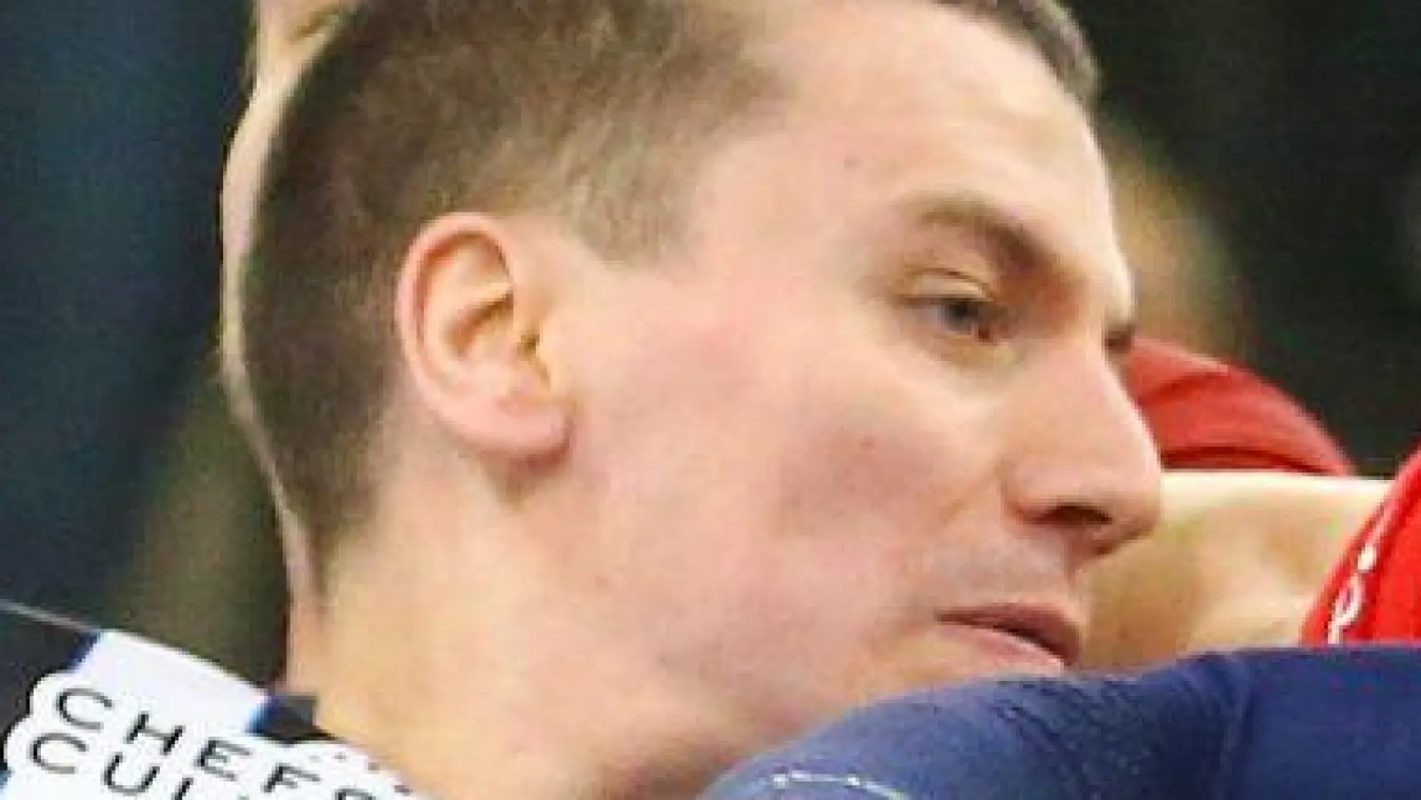 Elias Ellefsen á Skipagøtu (THW Kiel) im Zweikampf mit Simon Pytlick (SG Flensburg-Handewitt). (Foto: Michael Hundt/dpa)