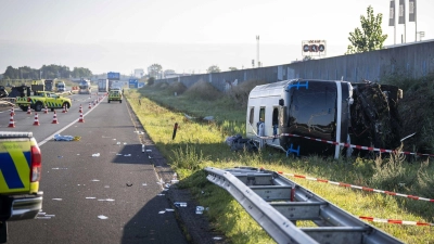 Zwei Schulklassen aus Schleswig-Holstein waren auf dem Weg nach Paris, als ihr Reisebus nahe Wezep verunglückte. (Foto: Jeroen Jumelet/ANP/dpa)