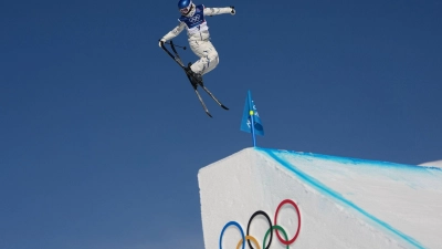 Die Freestylerin Eileen Gu trainiert. (Foto: Lindsey Wasson/AP/dpa)